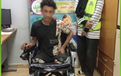 الافريقية تساعد شاب لديه بتر في القدمين بكرسي متحرك