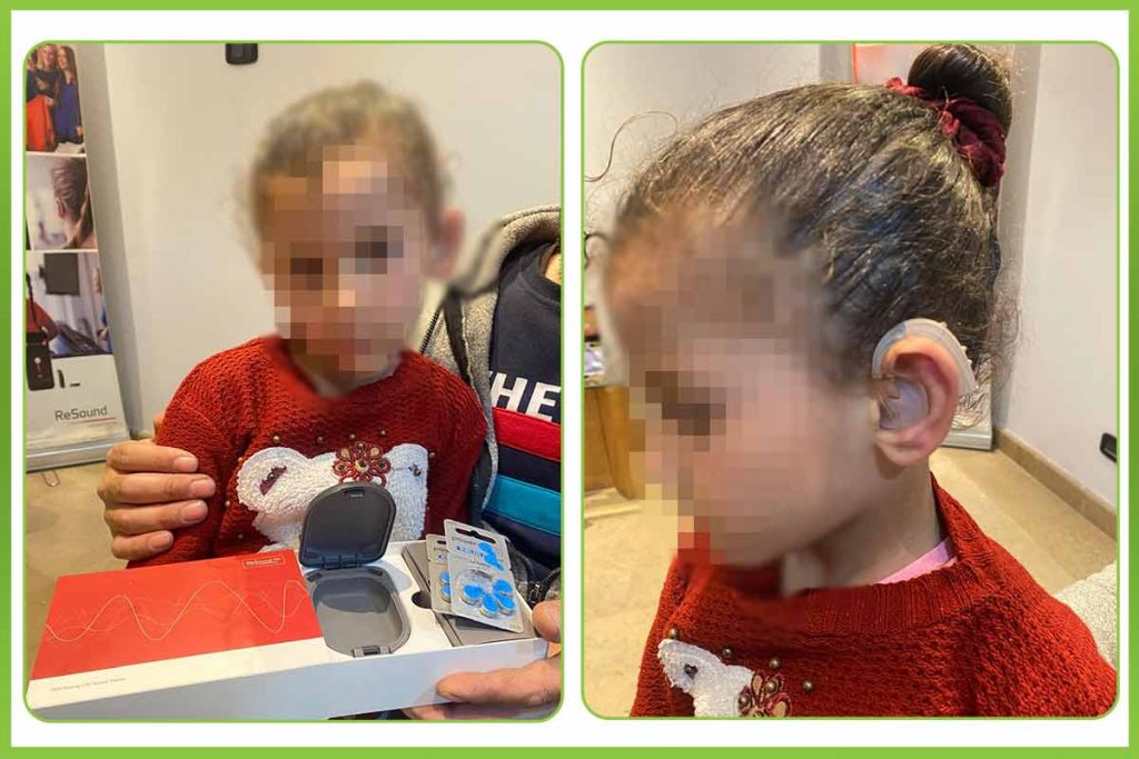 تركيب سماعة اذن لطفلة لديها ضعف سمع